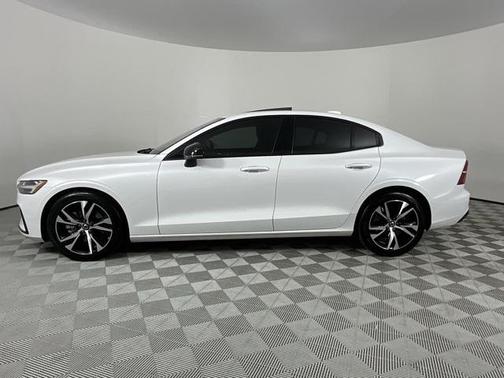2024 Volvo S60 B5 Core Dark Theme