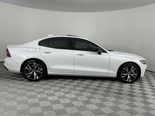 2024 Volvo S60 B5 Core Dark Theme