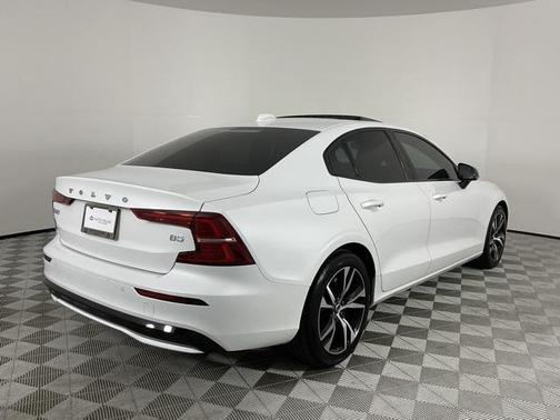 2024 Volvo S60 B5 Core Dark Theme