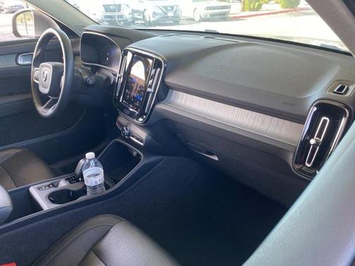 2024 Volvo XC40 B5 Core Bright Theme