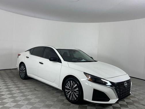 Glacier White 2025 Nissan Altima 2.5 SV