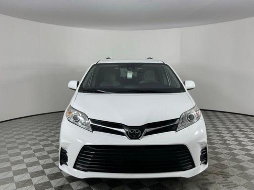 Super White 2020 Toyota Sienna LE