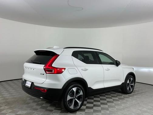 White 2024 Volvo XC40 B5 Core
