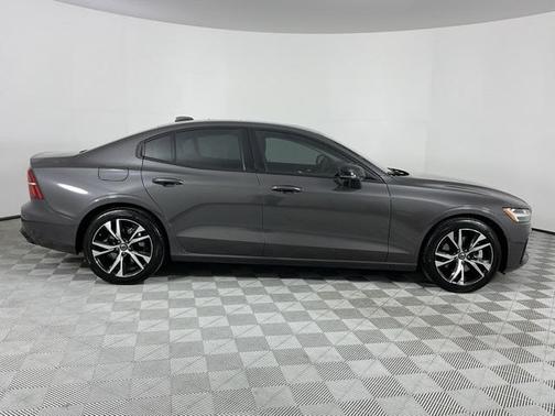 2024 Volvo S60 B5 Core Dark Theme