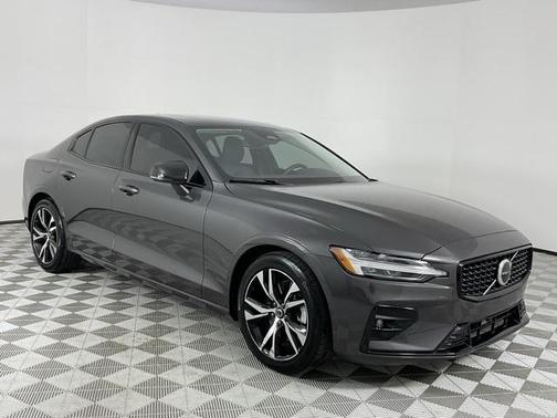 2024 Volvo S60 B5 Core Dark Theme