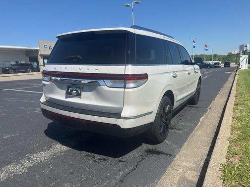 Ceramic Pearl Metallic Tri-Coat 2023 Lincoln Navigator Reserve