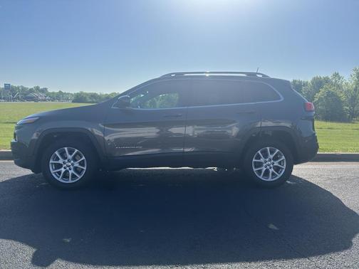 Granite Crystal Metallic Clearcoat 2016 Jeep Cherokee Latitude