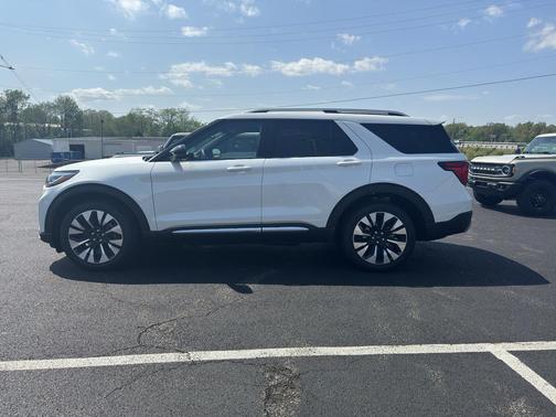 Star White Metallic Tri-Coat 2026 Ford Explorer Platinum