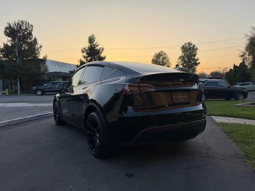 2023 Tesla Model Y Long Range Sport Utility 4D
