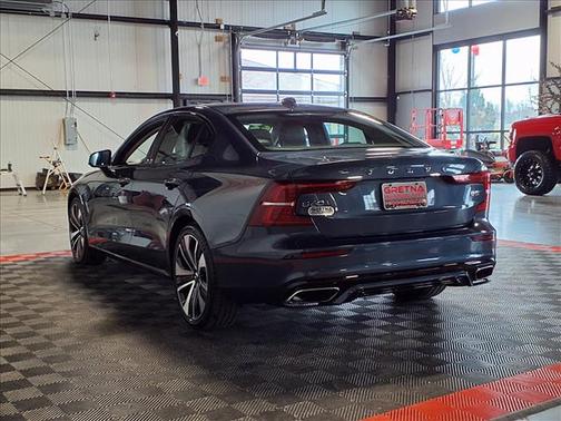 2022 Volvo S60 T5 Momentum