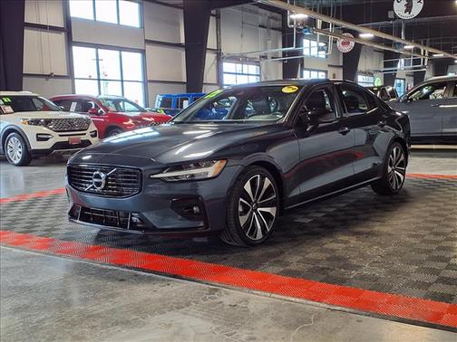 2022 Volvo S60 T5 Momentum