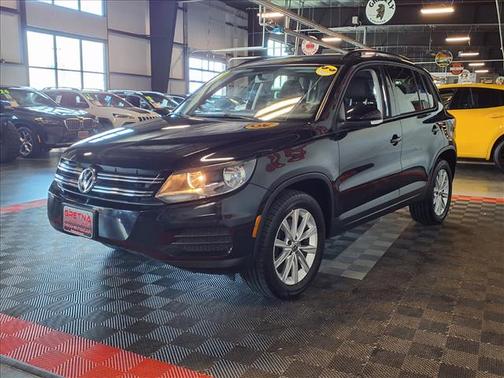 Deep Black Pearl 2017 Volkswagen Tiguan