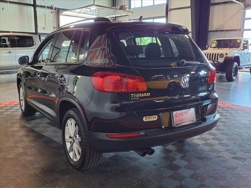Deep Black Pearl 2017 Volkswagen Tiguan