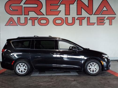 Brilliant Black Crystal Pearlcoat 2022 Chrysler Pacifica Touring L