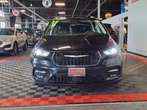 Brilliant Black Crystal Pearlcoat 2022 Chrysler Pacifica Touring L