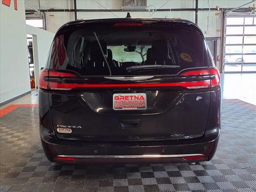Brilliant Black Crystal Pearlcoat 2022 Chrysler Pacifica Touring L
