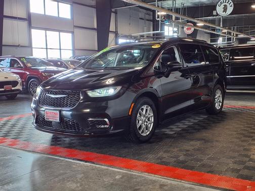 Brilliant Black Crystal Pearlcoat 2022 Chrysler Pacifica Touring L