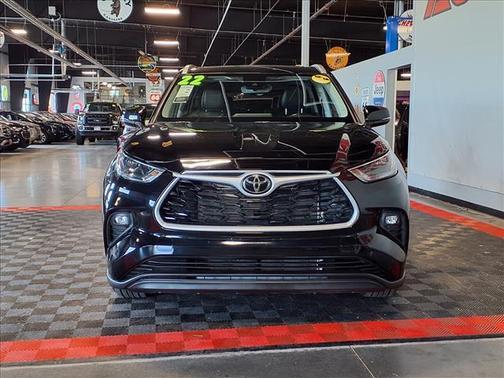 Midnight Black Metallic 2022 Toyota Highlander XLE