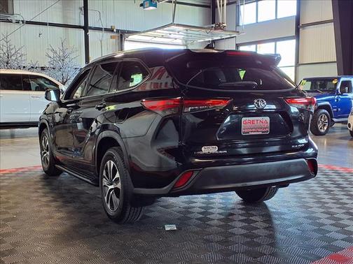 Midnight Black Metallic 2022 Toyota Highlander XLE