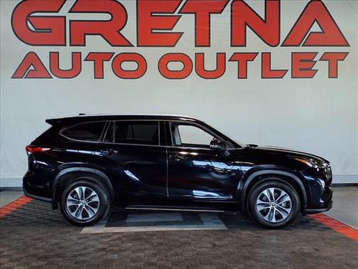 Midnight Black Metallic 2022 Toyota Highlander XLE