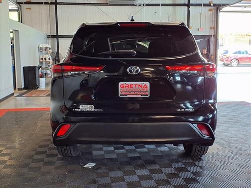 Midnight Black Metallic 2022 Toyota Highlander XLE