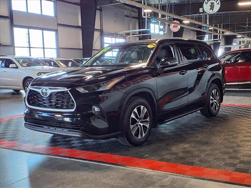 Midnight Black Metallic 2022 Toyota Highlander XLE