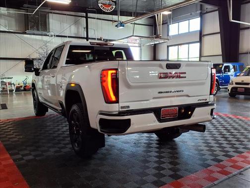 Summit White 2024 GMC Sierra 2500 AT4