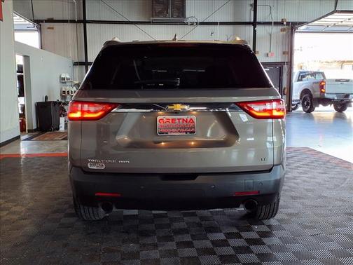 Pepperdust Metallic 2018 Chevrolet Traverse LT Cloth