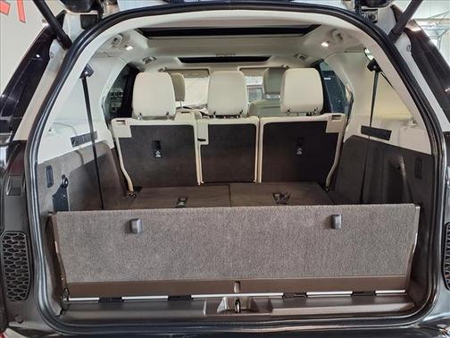 Yulong White Metallic 2018 Land Rover Discovery HSE
