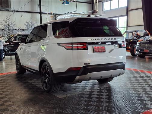 Yulong White Metallic 2018 Land Rover Discovery HSE