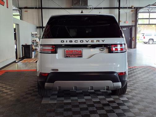 Yulong White Metallic 2018 Land Rover Discovery HSE