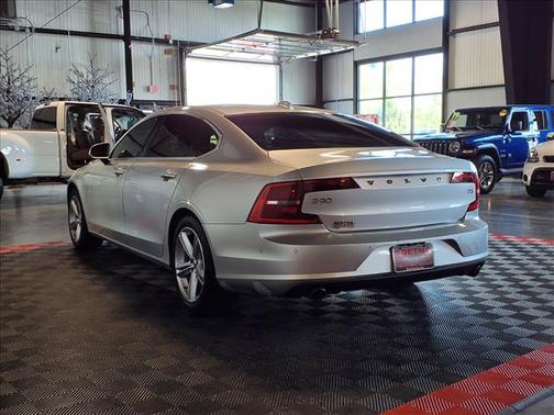 Bright Silver Metallic 2018 Volvo S90 T5 Momentum
