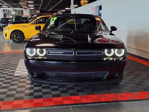 Pitch Black Clearcoat 2019 Dodge Challenger SXT