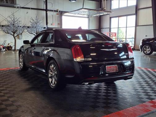 Gloss Black 2018 Chrysler 300 Touring