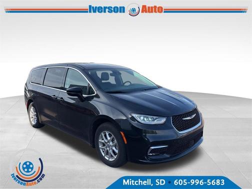 Brilliant Black Crystal Pearlcoat 2024 Chrysler Pacifica Touring-L