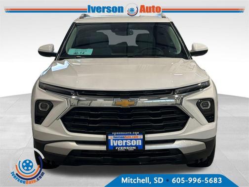 Iridescent Pearl Tricoat 2024 Chevrolet Trailblazer LT