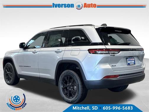 Silver Zynith 2026 Jeep Grand Cherokee Laredo