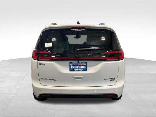 Bright White Clearcoat 2027 Chrysler Pacifica LIMITED