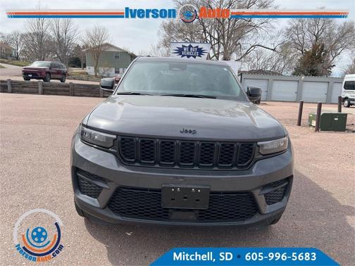 Bright White Clearcoat 2023 Jeep Grand Cherokee Altitude
