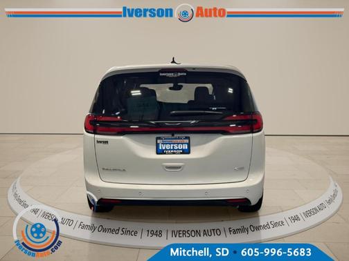 Bright White Clearcoat 2027 Chrysler Pacifica SELECT