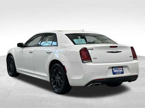 2023 Chrysler 300 Touring L