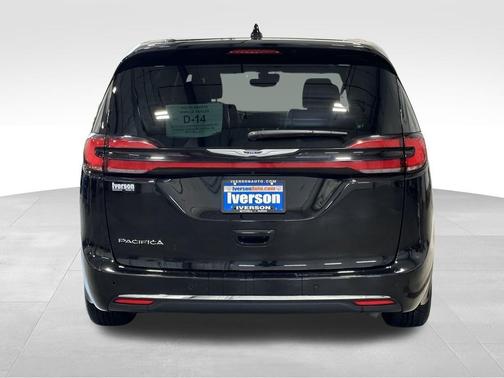 Diamond Black 2025 Chrysler Pacifica Select