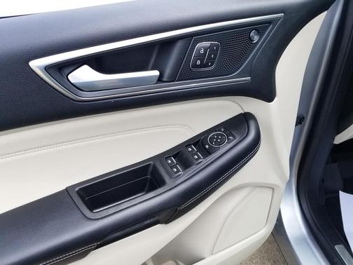 Iconic Silver Metallic 2022 Ford Edge Titanium