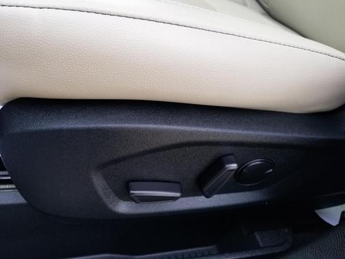 Iconic Silver Metallic 2022 Ford Edge Titanium