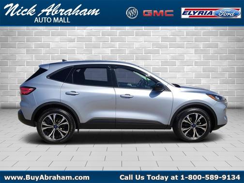 Iconic Silver Metallic 2022 Ford Escape SE
