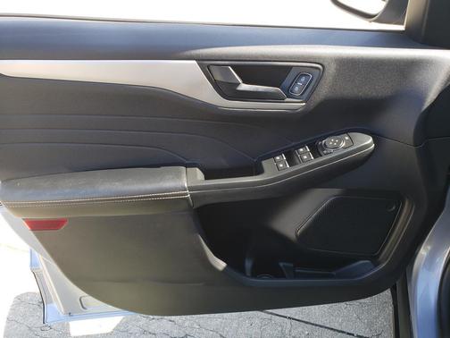 Iconic Silver Metallic 2022 Ford Escape SE