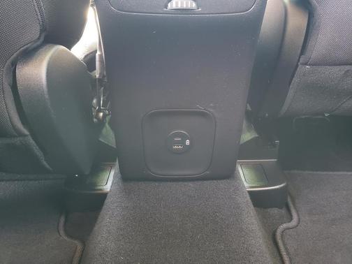 Iconic Silver Metallic 2022 Ford Escape SE