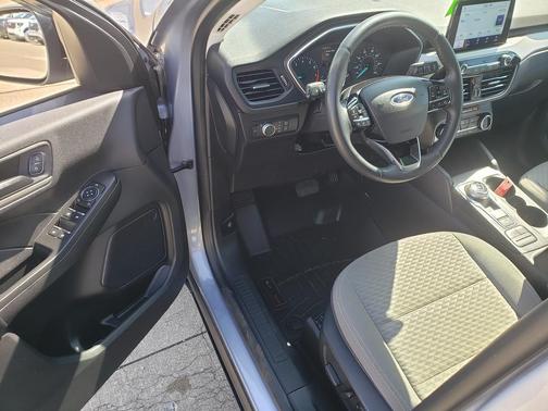 Iconic Silver Metallic 2022 Ford Escape SE