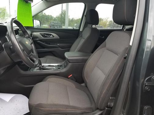Graphite Metallic 2018 Chevrolet Traverse LT Cloth