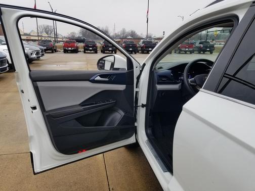 2024 Volkswagen Taos SE 4MOTION